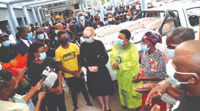 First Lady Auxillia Mnangagwa, representatives of Old people’s homes, a representative of people with albinism and a representative of children’s homes thank NetOne for donating an assortment of groceries to Angel of Hope Foundation in support of Amai Mnangagwa’s charity work in Msasa, Harare on Friday