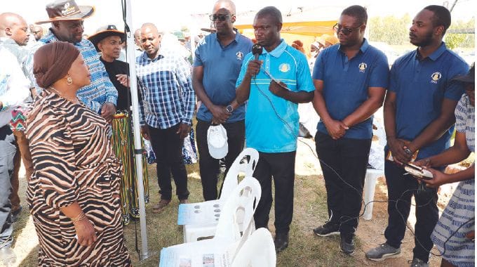 First Lady Dr Auxillia Mnangagwa interacts with the Reserve Bank of Zimbabwe team who were on the new currency awareness campaign in Mashonaland Central province