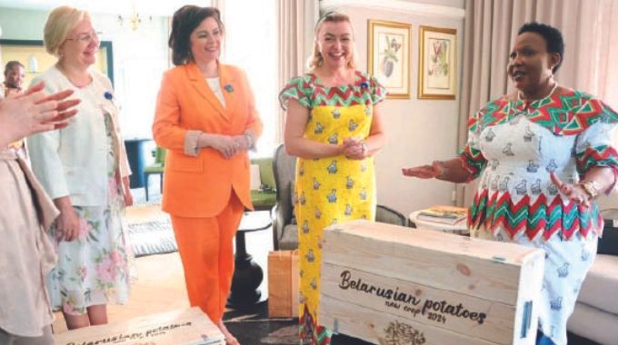 Belarusian women’s business delegation in Zimbabwe for women in business summit, on Saturday paid a courtesy call on the First Lady.