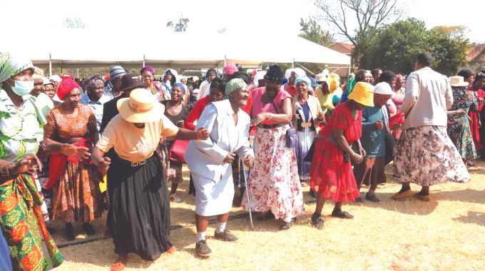 First Lady distributes blankets to hundreds in Harare under her Blanket Drive aimed at easing the plight of underprivileged people.