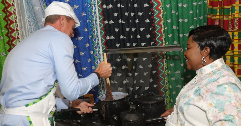 First Lady Dr Auxillia Mnangagwa admires the cooking skills of British Ambassador to Zimbabwe Pete Vowles as he prepares ‘sadza rezviyo’ during the Diplomatic Amai’s Cook-Out Competition at Amai’s Gastronomy Kitchen, at the Zimbabwe International Trade Fair in Bulawayo