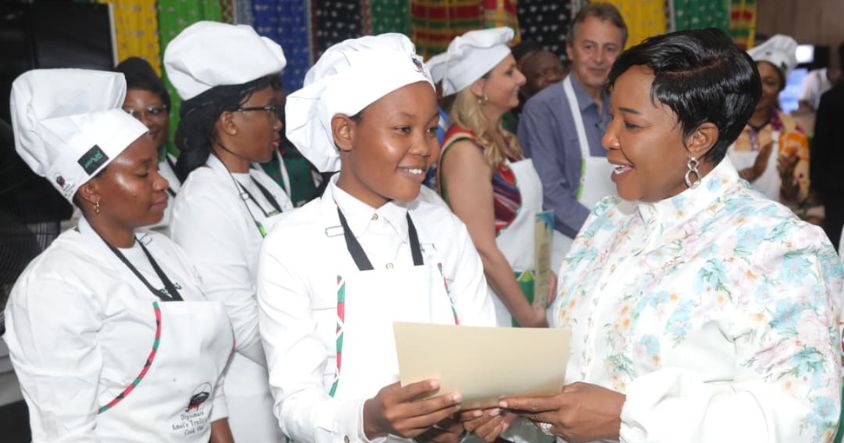 First Lady Dr Auxillia Mnangagwa hands over a certificate to Botswana representative for participating at Diplomatic Cook out competition, at the Zimbabwe International Trade Fair in Bulawayo. – Pictures Justin Mutenda